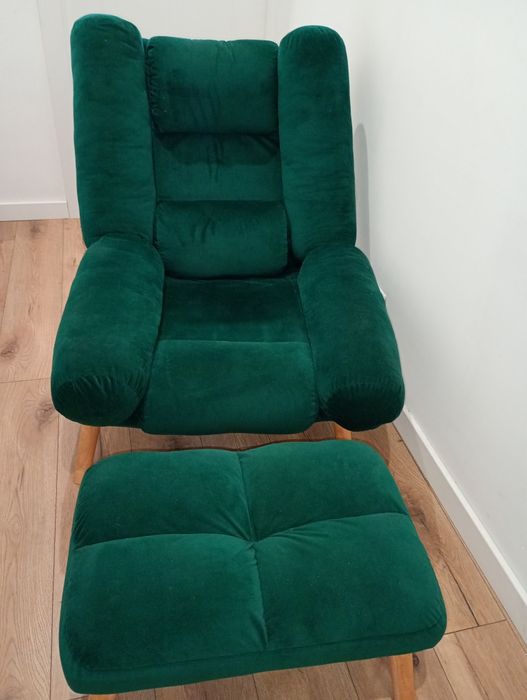 Zielony fotel z podnòżkiem