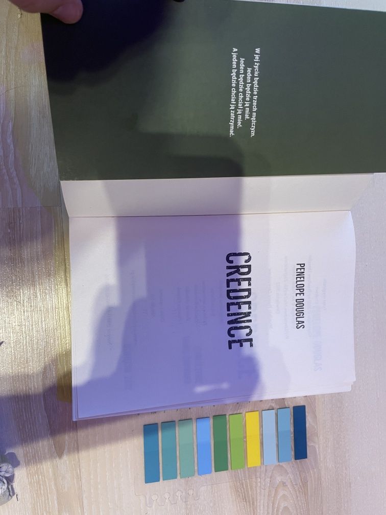 Książka "Credence" Wydawnictwo Niezwykłe