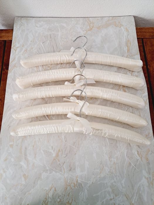 5 cabides almofadados