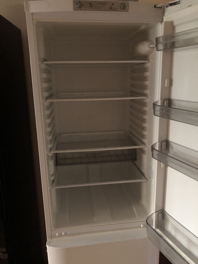 Продам холодильник з морозильною камерою  Ariston hotpoint RMBA2200LH
