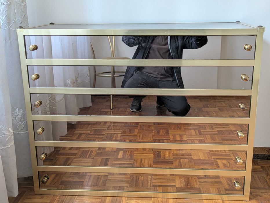 cama, cómoda e duas mesas de cabeceira