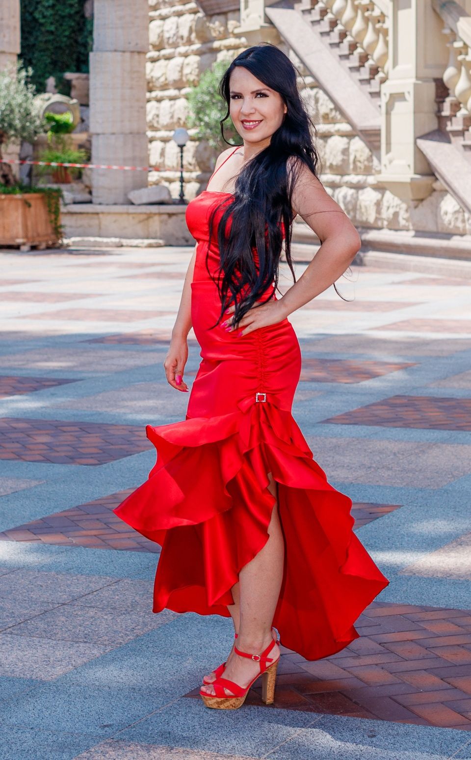 Шикарна червона сукня для особливих подій