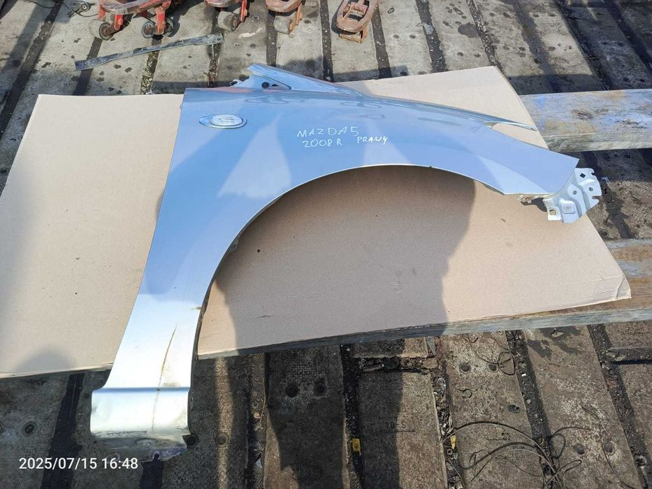 Mazda 5 błotnik prawy przód