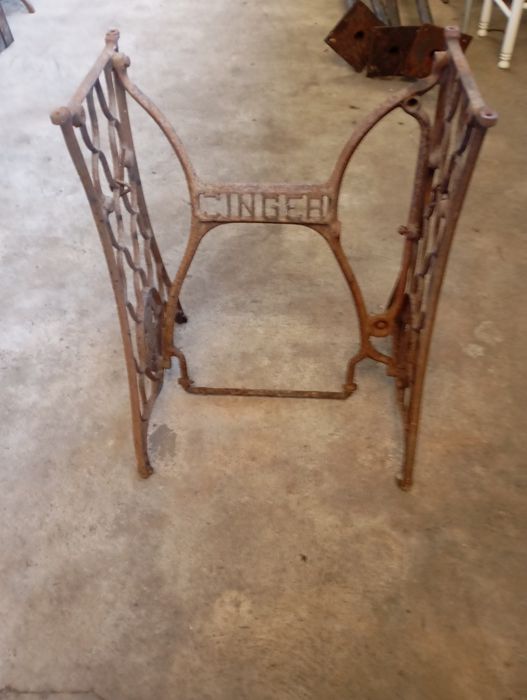 Vendo pé de máquina de costura muita bonita bom estado