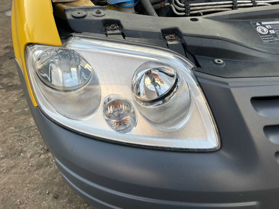 Lampa przód VW Caddy III prawa Europa