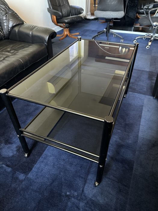 Stolik szklany z dwoma półkami
