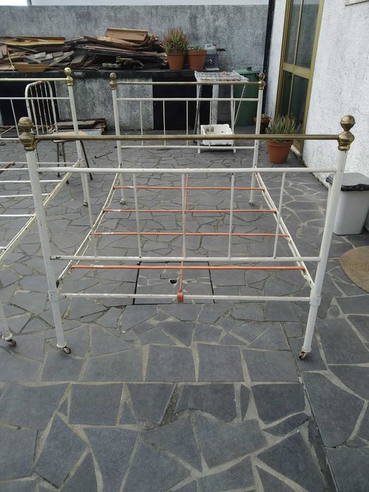 Baixa de preço 4 Camas de ferro antigas, sem restauro.