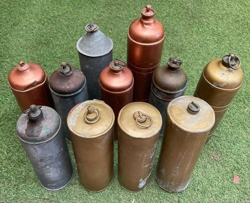 Garrafas antigas, vazias em cobre, para agua quente