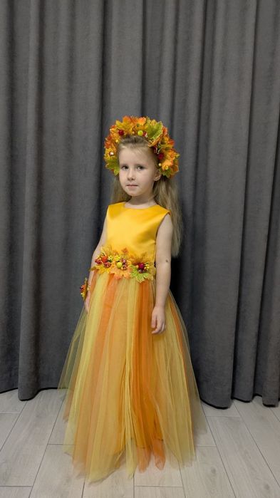 Осінь. Сукня на свято осені. Осінній листочок.