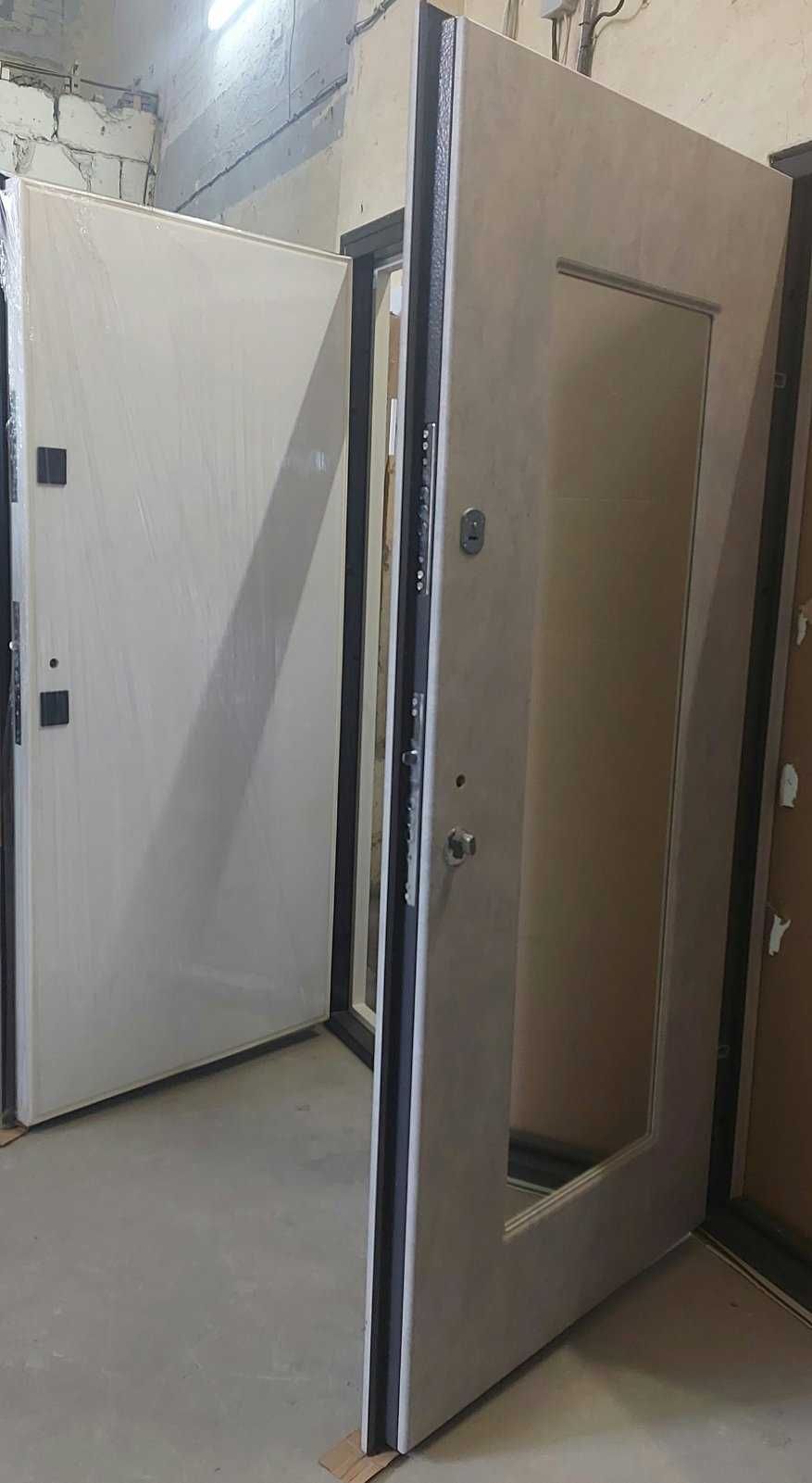 Вхідні металеві двері в квартиру та на вулицю технічні двері. З складу