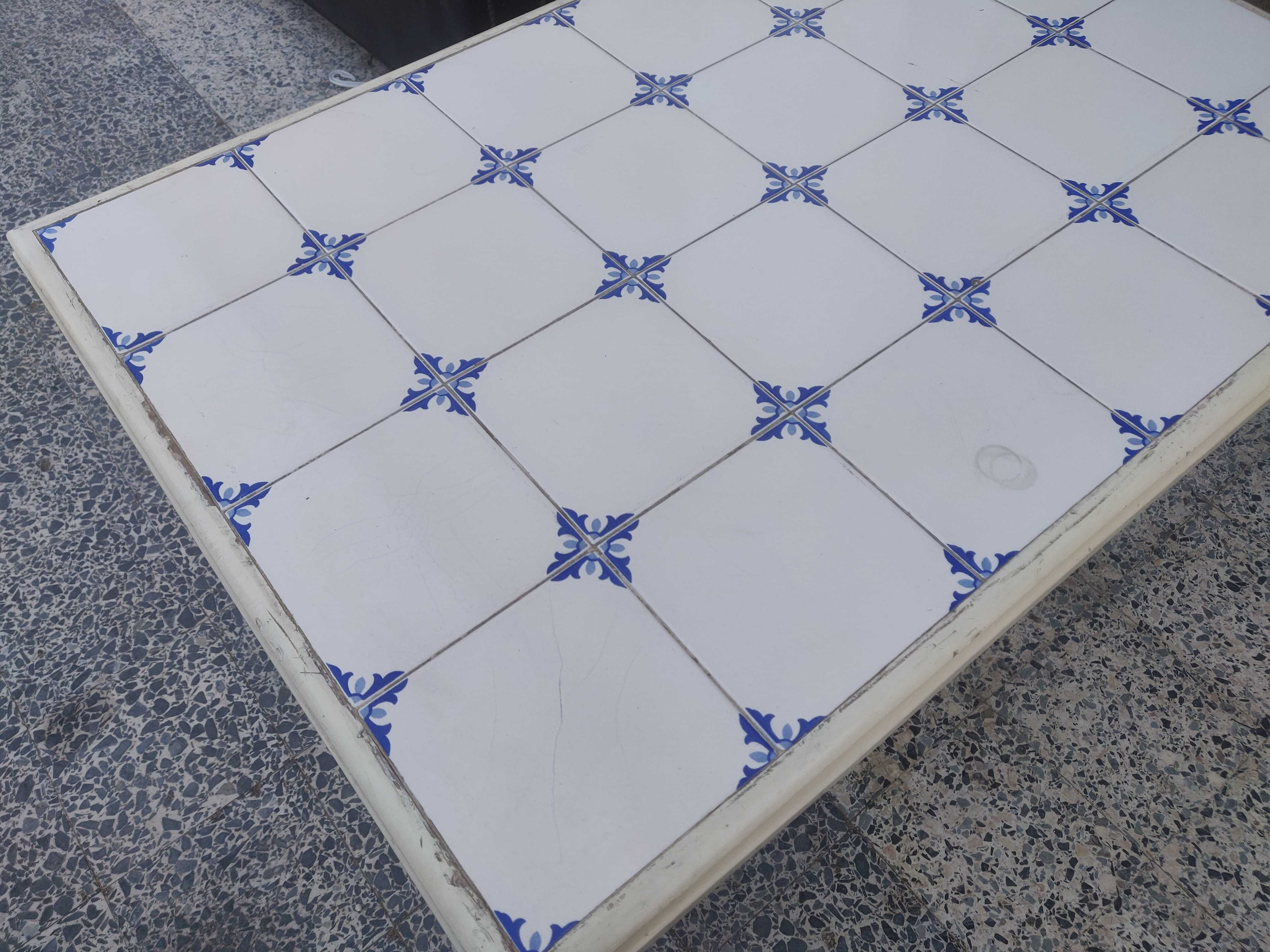Mesa com azulejos