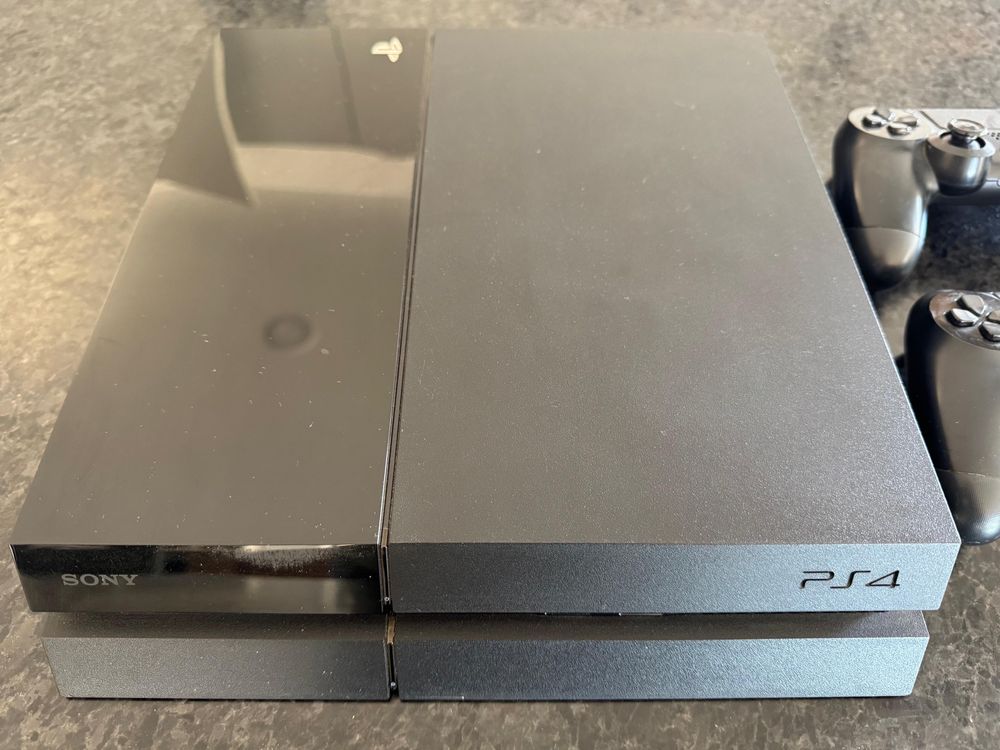Playstation 4 c/ 2 comandos e 1 jogo