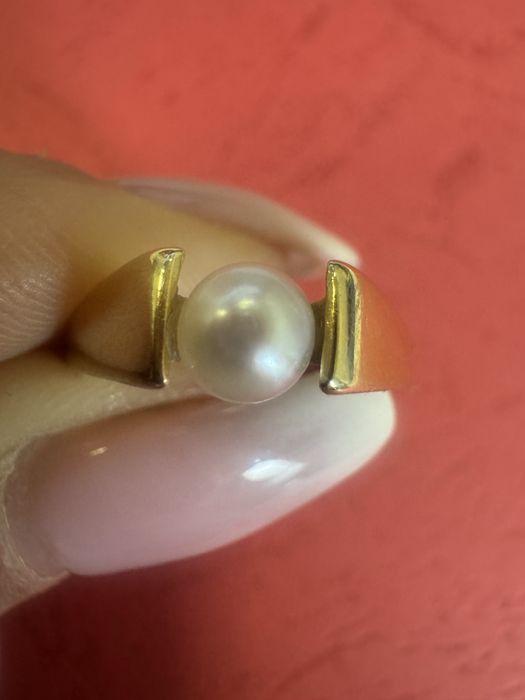 Pierscionek zloty z perlą
