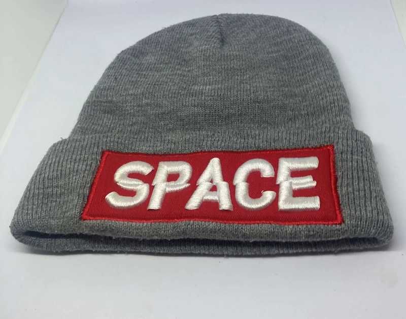 Stylowa szara czapka damska z czerwonym napisem SPACE