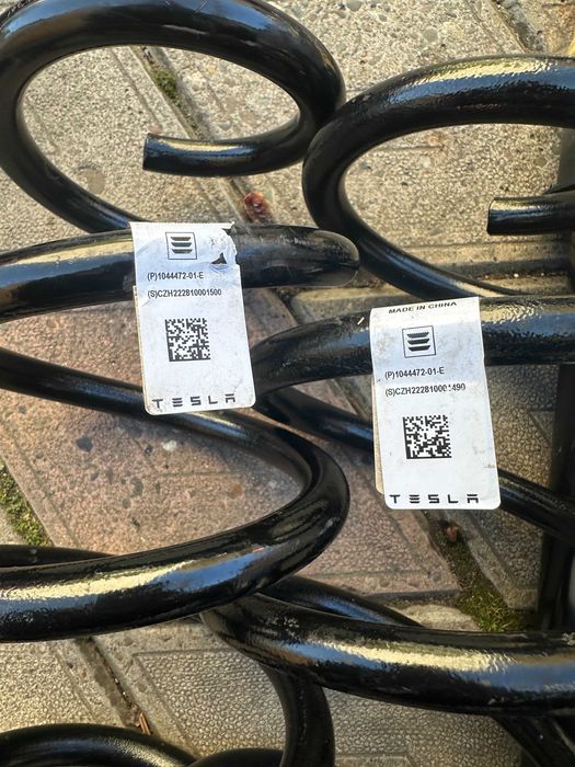 Продам оригінальні амортизатори до Tesla Model 3