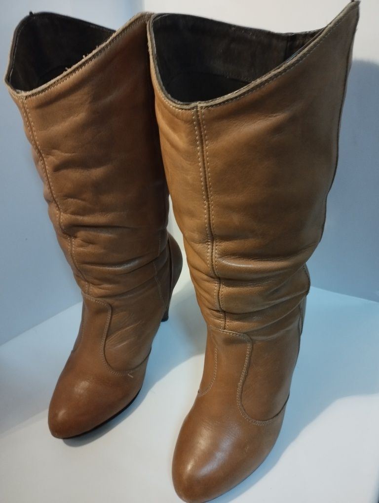 Botas de senhora em pele