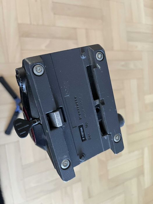 Monopod Benro z głowicą Manfrotto mvh500ah
