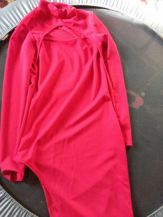 Платье миди с рукавами под горло с разрезом на груди на ноге