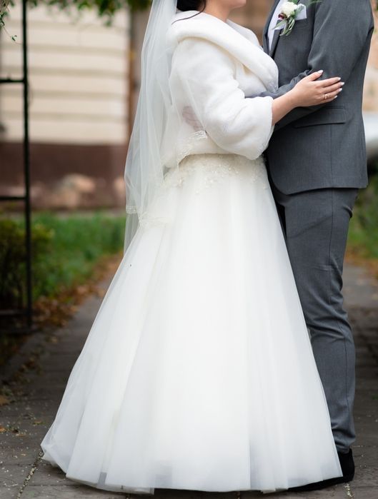 Оренда,продаж Весільне плаття молочного кольору