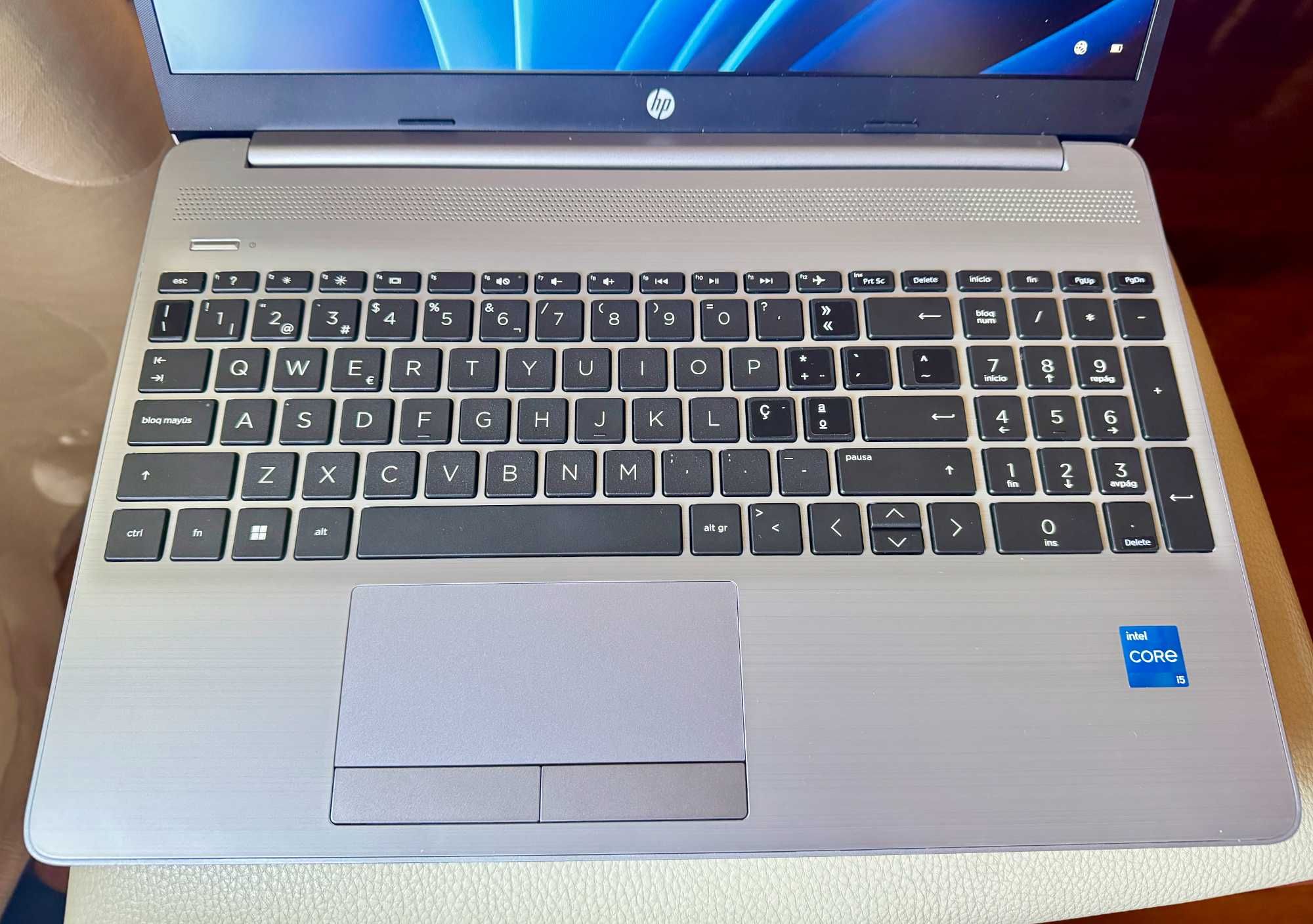 HP 250 G9 c/Novo-Garantia-Ecran 15.6"FHD/i5-1235 c/10 Cores/16Gb/512Gb