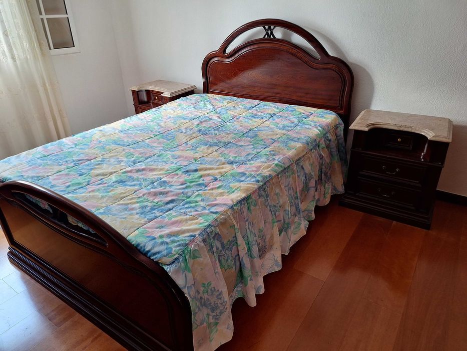 Vendo cama, colchão, comoda e 2 mesas cabeceira