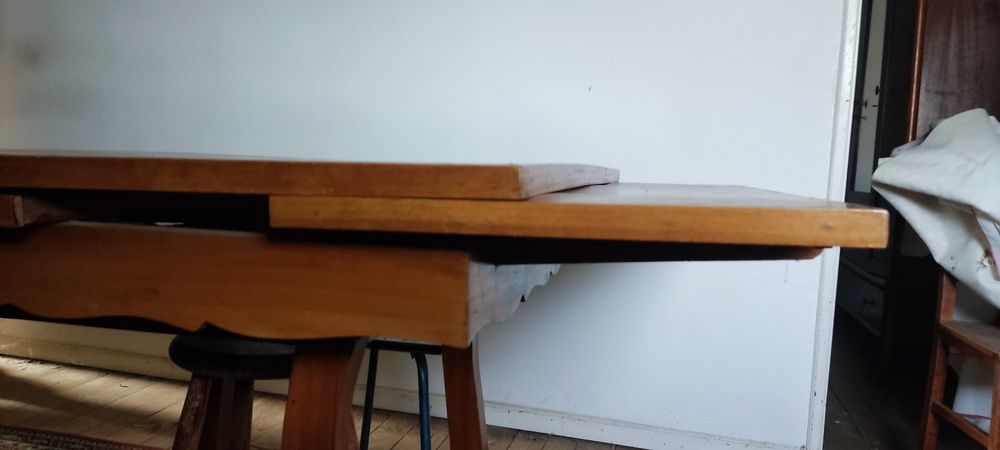 Mesa elástica antiga, armário antigo, agora €100 tudo do anúncio