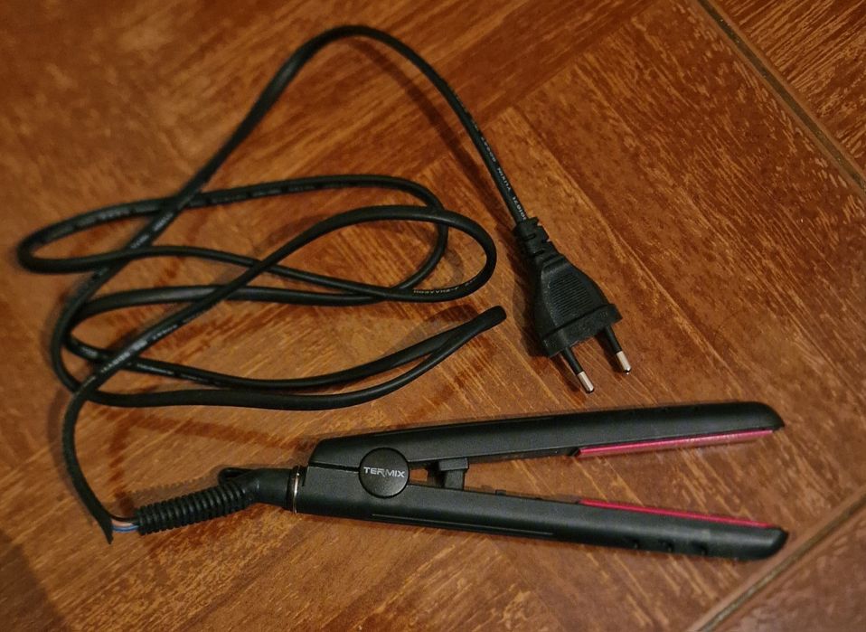 Placa de alisar cabelo e franja com bolsa e caixa