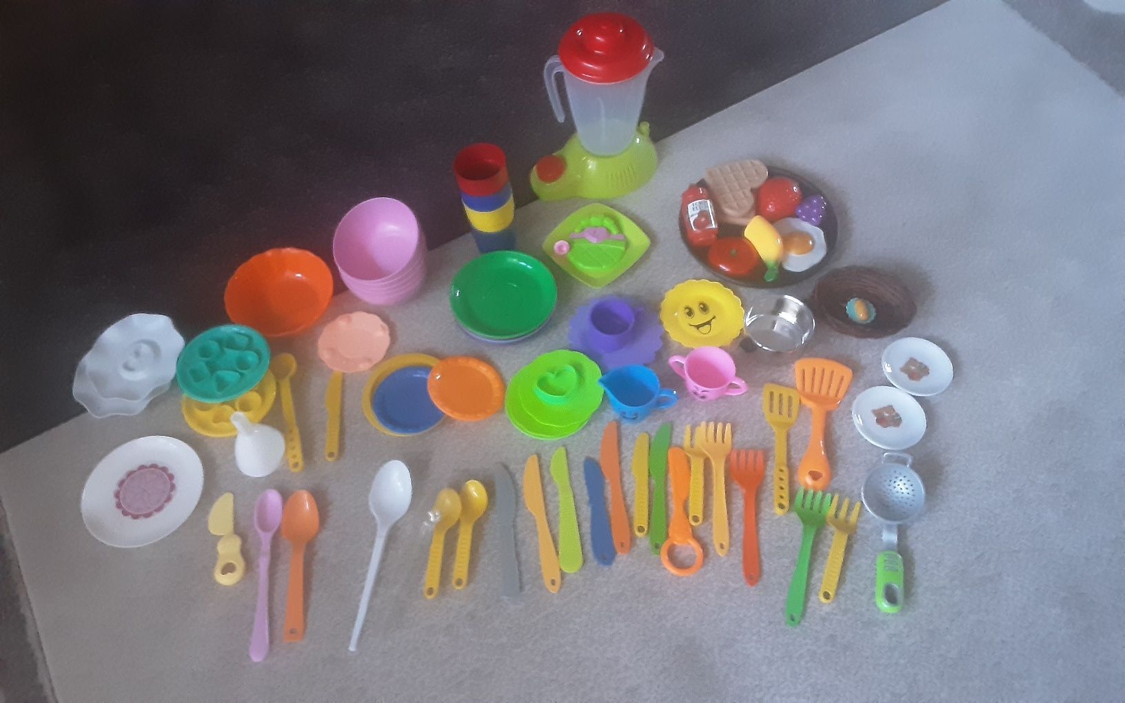 Посуда детская, блендер, поднос из качественного пластика.