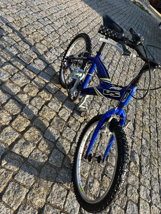 Bicicleta com algumas marcas de uso