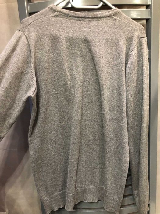 szary sweterek męski rozmiar M House dekolt w serek