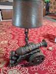 Lampa drewniana armata