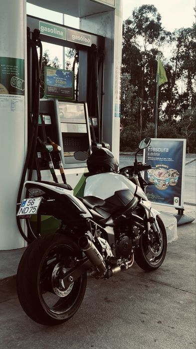 SUZUKI GSR 750 106cv