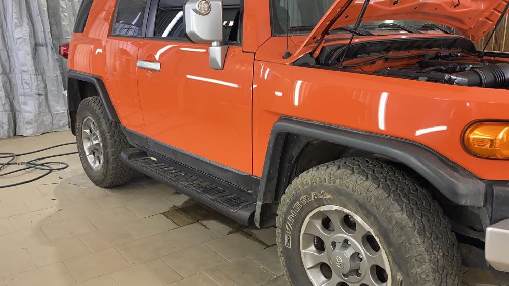 Пороги боковые Toyota FJ Cruiser (04-15) в черном цвете на Toyota FJ