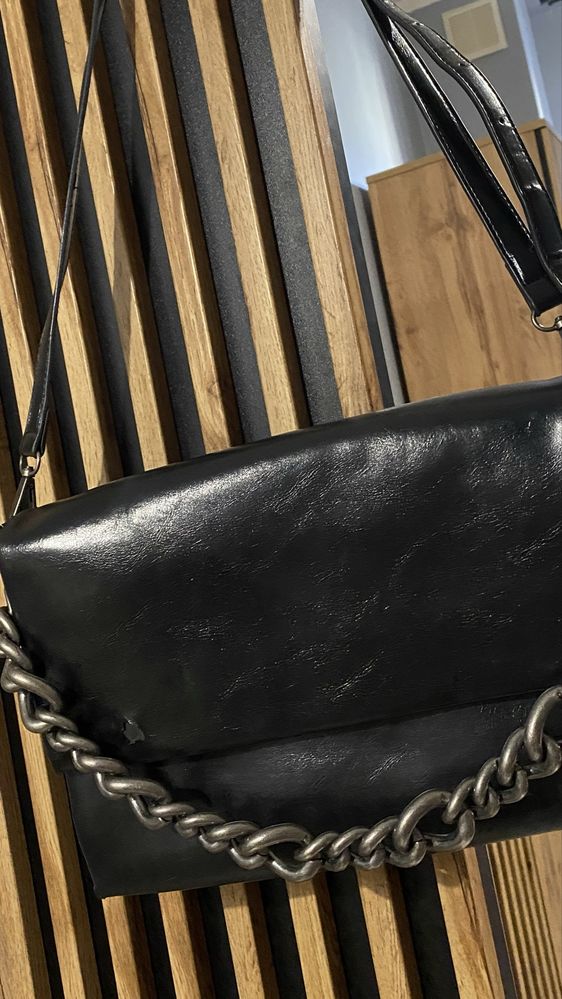 Torba Reserved ekoskórka lakierowana kopertówka damska czarna