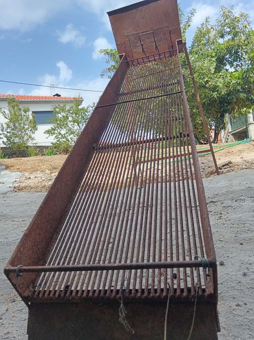 Limpador, crivo ou erguedeira de azeitona usado e em bom estado