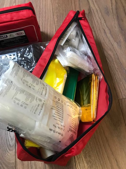 Автомобільний  набір    Комплект в авто (знак желетка аптечка)