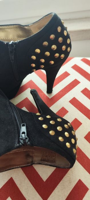 Botim preto com efeito calcanhar