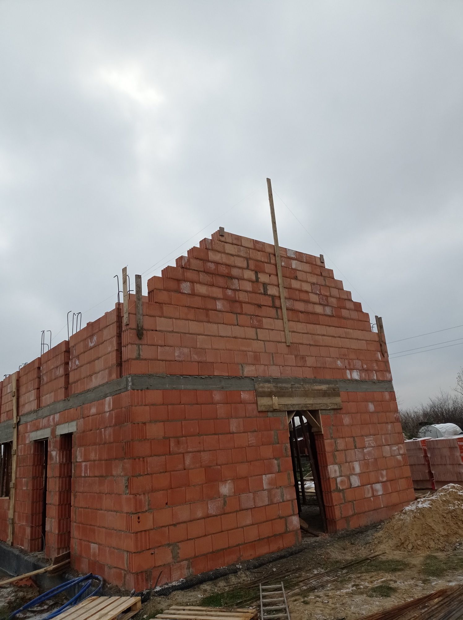 Budowa domów od podstaw wraz z dachem