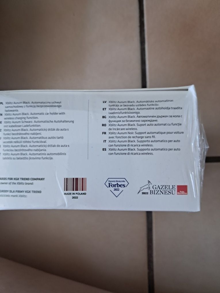Uchwyt samochodowy z funkcją ładowania