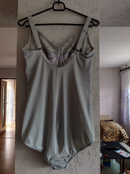 Body wyszczuplające z małą domieszką bawełny z koronką na regulowane r