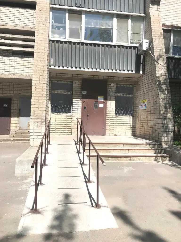 Продам большую 3к возле озера Победа 6.Кирпичный дом.Перемога