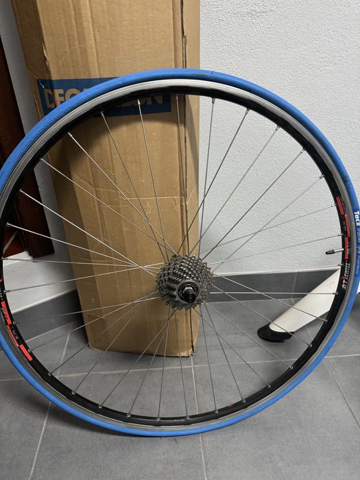 Rolo de ciclismo indoor tacx , com roda propria tacx, e tapete