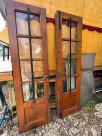 Varias Portas duplas com janelas./Double doors with windows