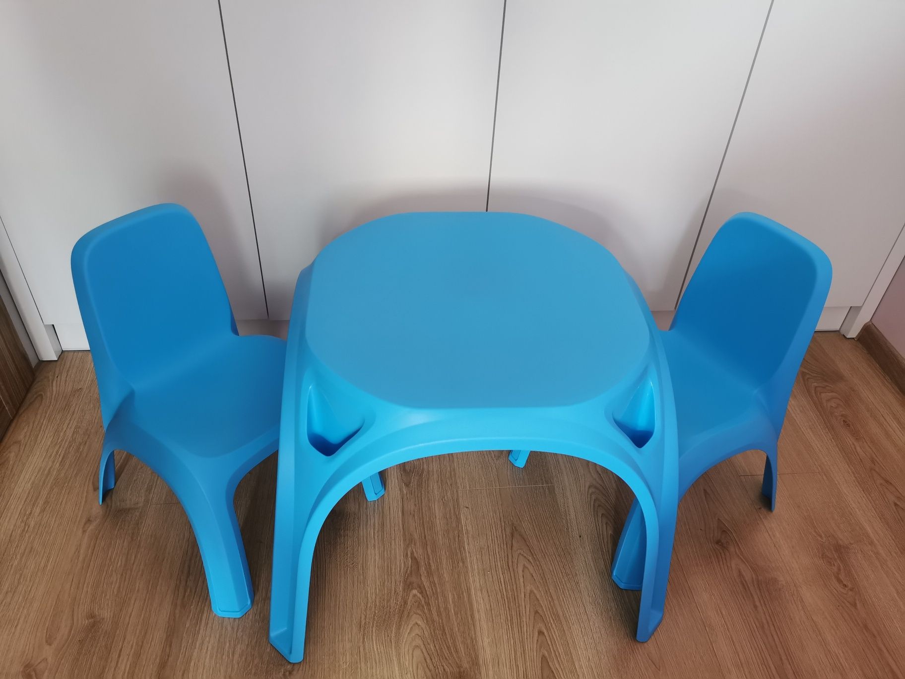 Nowy Zestaw stół i dwa krzesła  dla dzieci do domu na ogród.