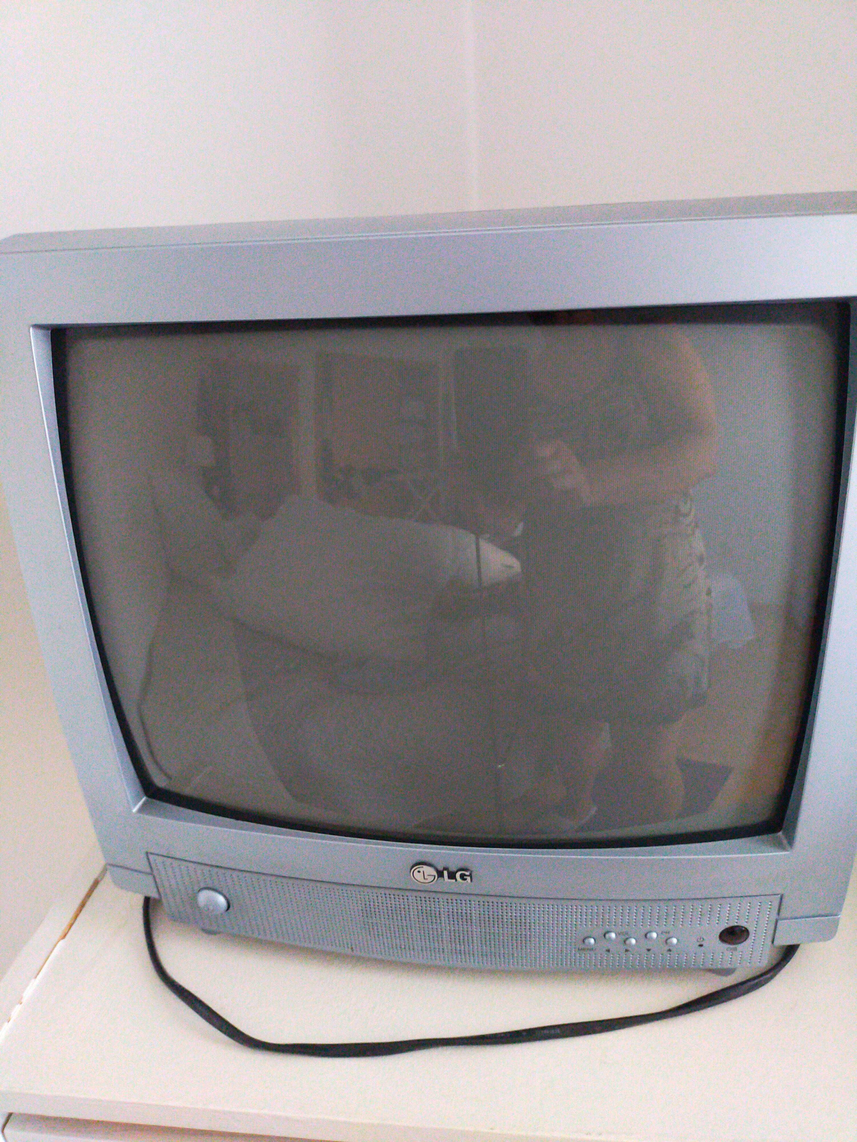 TV, pequeno, boa imagem, com  comando.