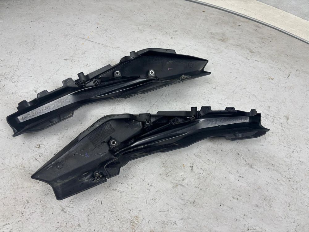 Yamaha MT09 Ogon Zadupek Lewy Owiewka Tył Plastik Tylny 13-16