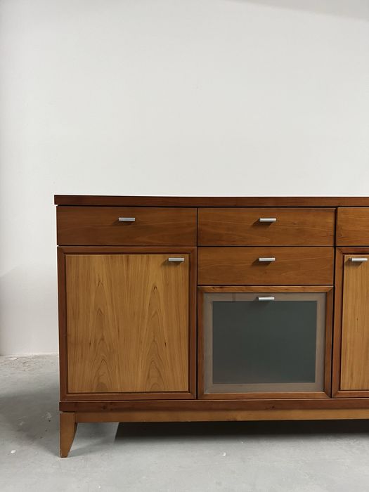 Aparador de madeira de cerejeira