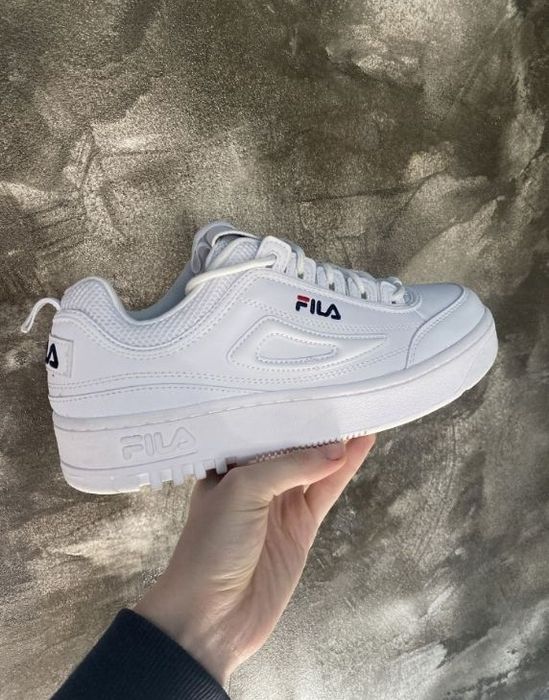 Білі кросівки Fila