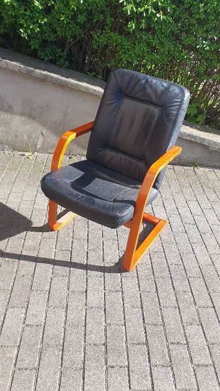 Fotel czarny (drewno + skóra)