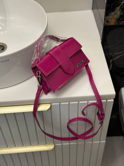 Jacquemus Le Chiquito сумка
Модель у трендовому кольорі фуксія. Компак